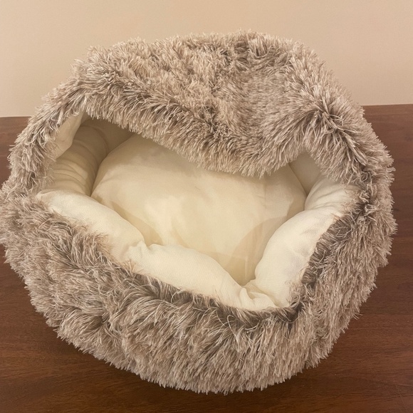 Round Small Cave Dog Bed - New in Bag - 20"x20" - Picture 3 of 10
